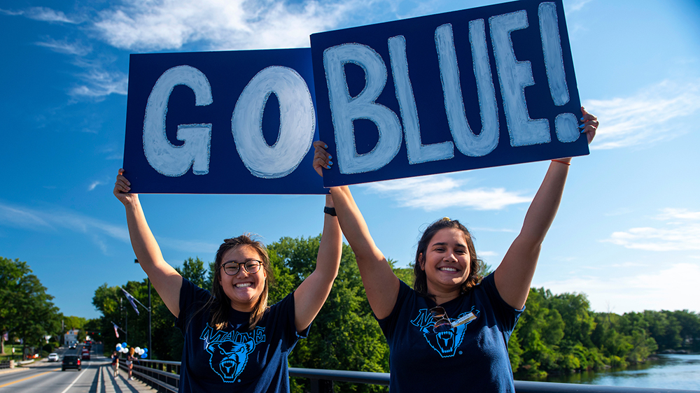 Maine Hello campus move in and students on bridge on 083118.